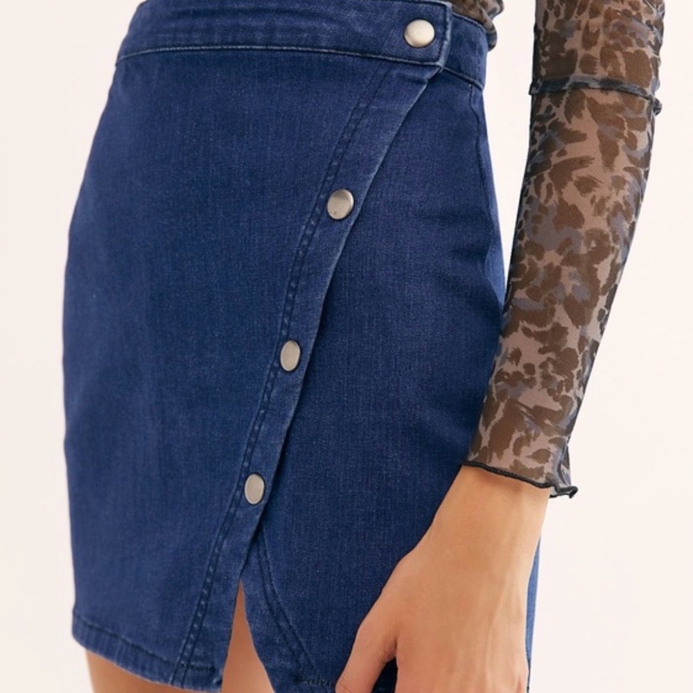 Free People Denim Mini Skirt Blue Notched Front Asymmetrical Wrap Button Size 6 - Picture 4 of 7